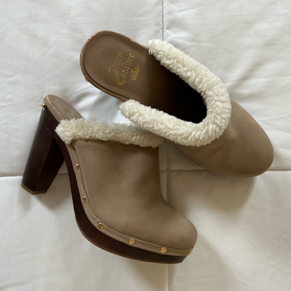 Y2K Juicy Couture Beige Suede Faux Fur Trim Chunky Mules Clogs Gold Stud Detail